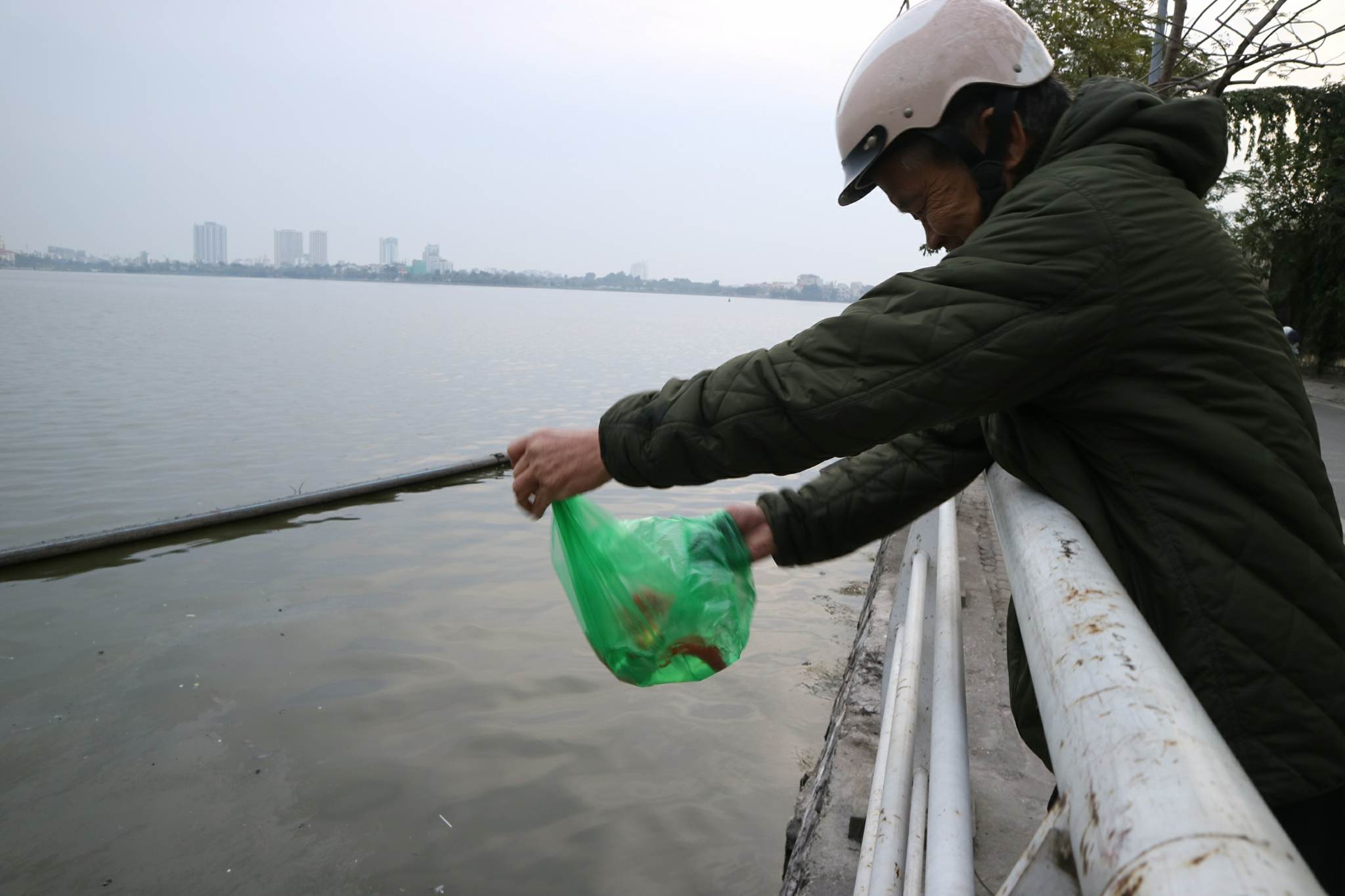 Tết ông Táo: Rét cắt da, em bé theo cha đi thả cá chép sáng sớm